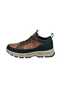 Lässige braune und schwarze Sneaker mit grauem Strickkragen, dicker beiger Sohle, schwarzen Schnürsenkeln und Schlaufen an Zunge und Ferse.