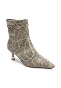 Beige Stiefelette mit spitzem Zehenbereich aus Schlangenleder, mit einem dezenten goldenen Kettenakzent und einem Kitten Heel mit blockartigem Fuß.