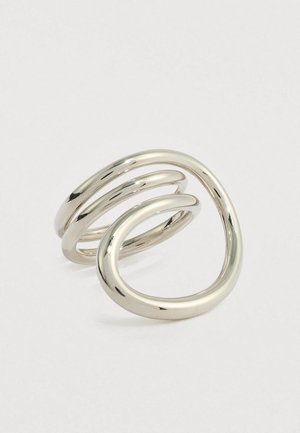 Bague spirale ouverte en argent poli avec des anneaux lisses et arrondis formant un design abstrait et contemporain sur fond blanc.