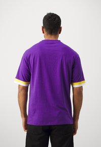 New Era NBA LOS ANGELES LAKERS PANEL OVERSIZED TEE - T-shirts print - purple
