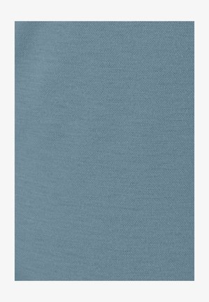 Tessuto di cotone blu chiaro con una trama liscia, caratterizzato da un motivo a maglia uniforme. Nessun accento o hardware degni di nota presenti.