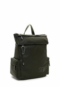 Roheline võrkmaterjalist seljakott, millel on voltima lõppev ülaosa, reguleeritav rihm, tõmblukuga taskud ja logodega detailid. Omab tekstuurset materjali ning küljetaskuid.