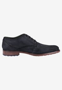 Chaussure habillée pour homme en cuir noir texturé avec lacets et semelle marron, vue de profil sur fond blanc.