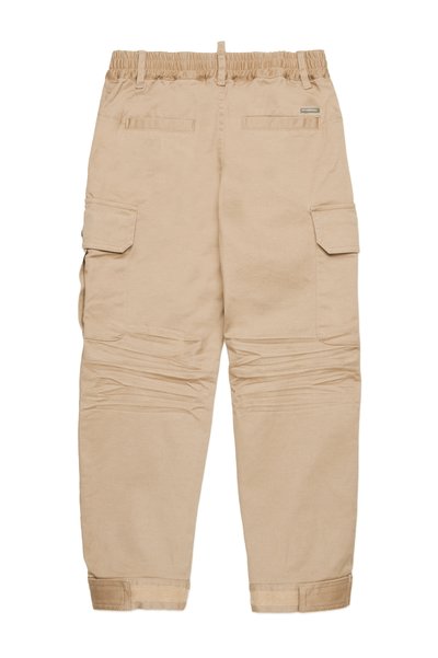 Beige Cargo-Hosen mit elastischem Bund, zwei Seitentaschen und genähten Details in der Nähe der Knöchel. Aus strapazierfähigem Baumwollstoff hergestellt.
