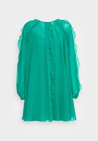 Vestido verde, fluido, feito de um tecido leve com detalhes em babados ao longo do decote redondo e das mangas, apresentando mangas longas e bufantes.