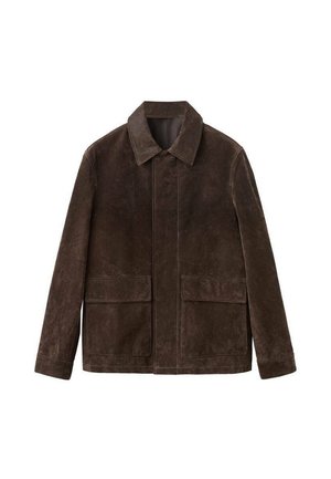 Bruine suède jas met een ribfluwelen kraag, twee voorzakken en een rechte pasvorm. Zachte textuur en minimalistische stijl.