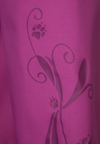 Lila tyg med en texturerad design som har detaljer av blad och tassavtryck i en mörkare nyans. Slät yta med intrikata detaljer.