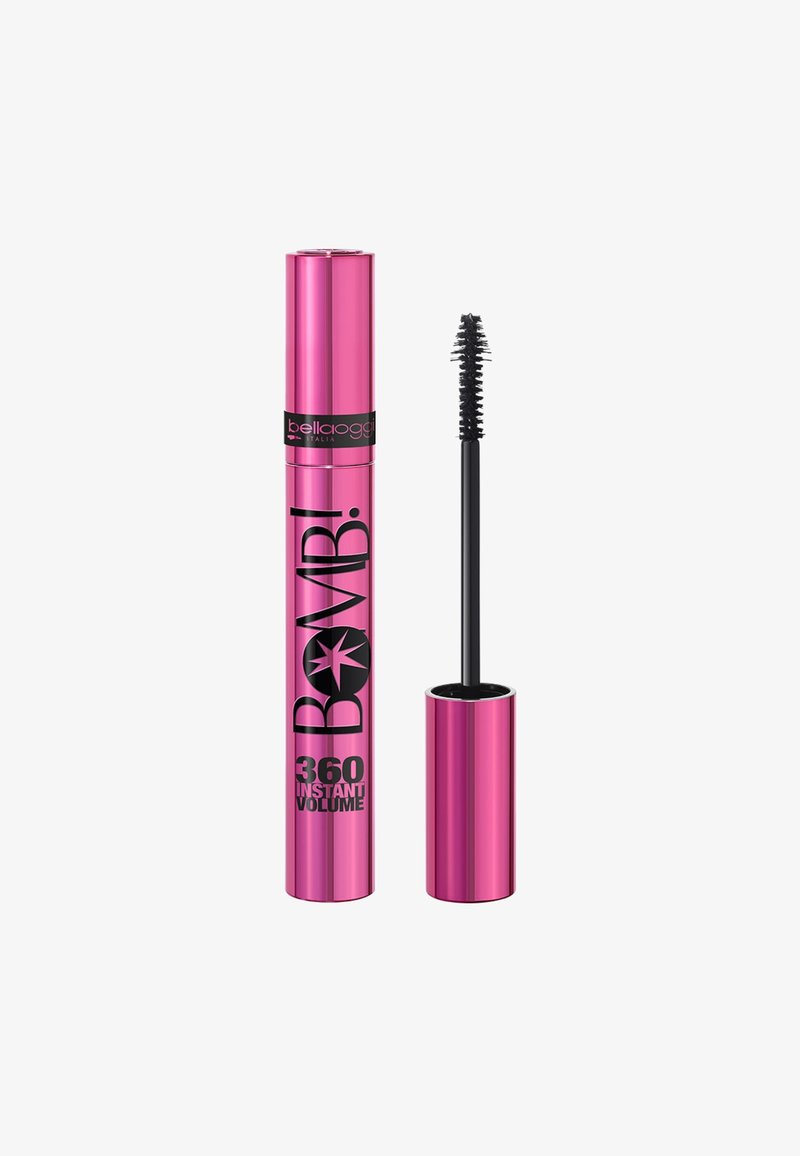 Tubetto di mascara rosa brillante etichettato "BOMB! 360 Volume Istantaneo" con un applicatore a setole nere aperto accanto.