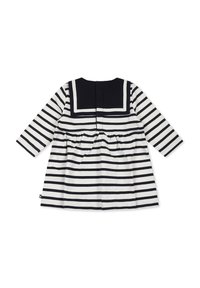 Robe rayée à manches longues, présentant des rayures bleu marine et blanches, un col marin et un détail froncé à la taille. Fermeture à boutons au dos.