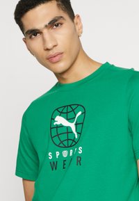 Puma BETTER SPORTSWEAR TEE - Camiseta estampada - archive green