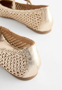 Next FOREVER COMFORT WEAVE MARY JANE - REGULAR FIT - Baletkurpes ar siksniņu ap potīti - gold