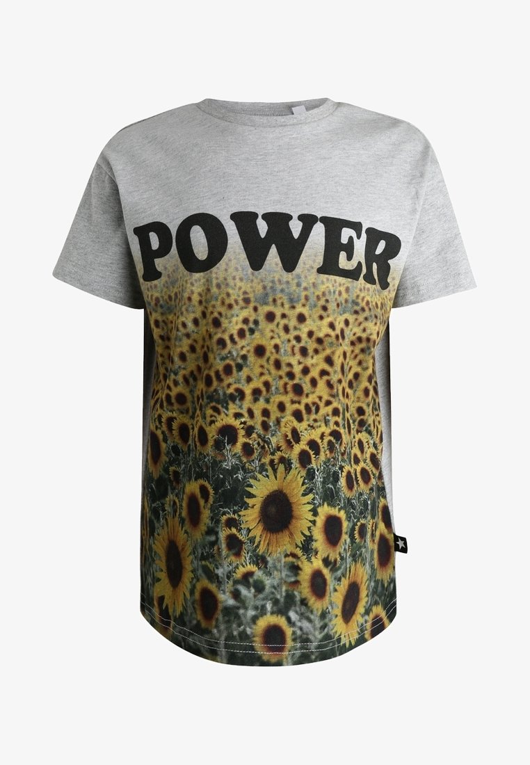 T-shirt in cotone grigio con grafica nera "POWER" e stampa di un vivace campo di girasoli nella parte inferiore. Maniche corte e vestibilità comoda.