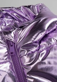 Metaliczna purpurowa kurtka puchowa o fakturowanym wykończeniu, z zamkiem błyskawicznym i marszczonym materiałem, co nadaje jej puszysty wygląd.