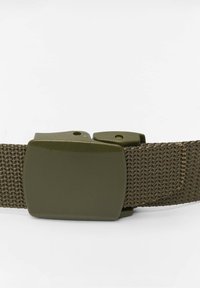 Ceinture en tissu tissé vert olive avec une large boucle en plastique rectangulaire assortie, sur fond blanc.