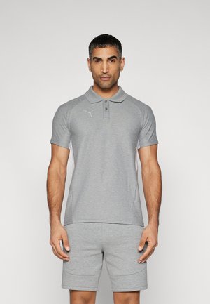 Grijze polo met een kraag, korte mouwen en een witte accent. Heeft een subtiele logo op de borst en een gladde textuur.