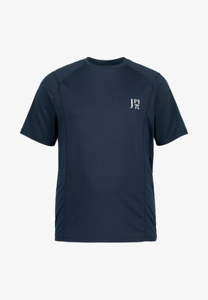 T-shirt de sport à manches courtes bleu marine fabriqué en tissu évacuant l'humidité ; arbore un petit logo blanc sur la poitrine gauche. Texture lisse.