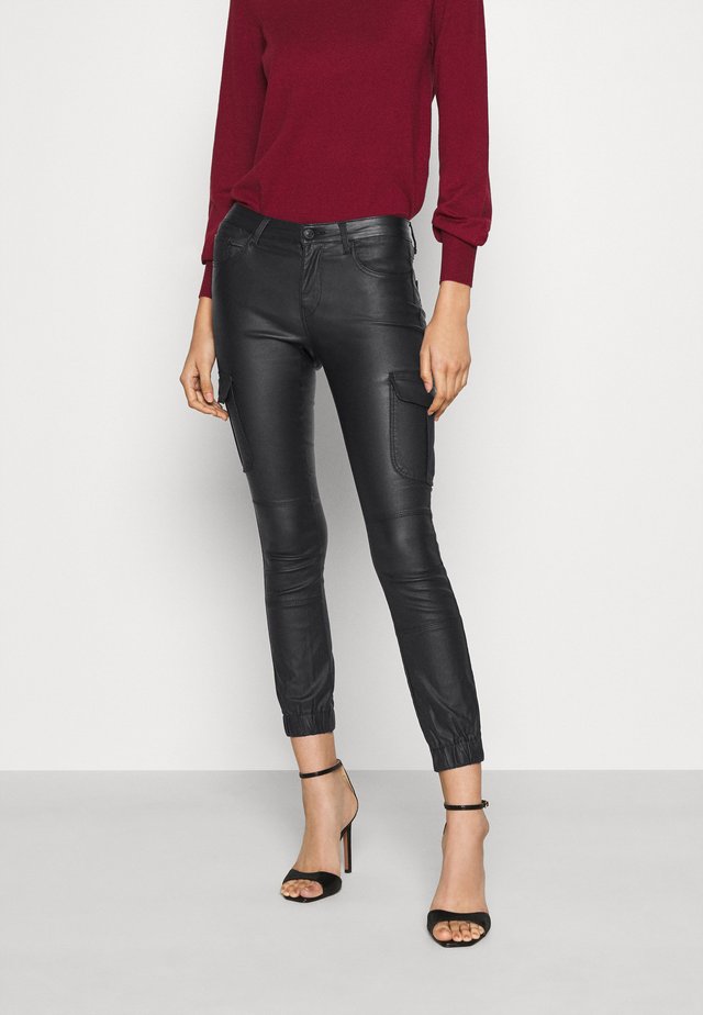 ONLMISSOURI COATED - Pantalones - black