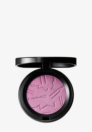 Runder Kompakt mit offenem schwarzem Deckel, der strukturiertes rosa-lila MAC-Puder enthält.