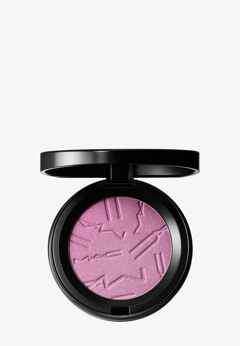 Poudre compacte ronde avec couvercle noir ouvert contenant une poudre MAC texturée rose-violette.