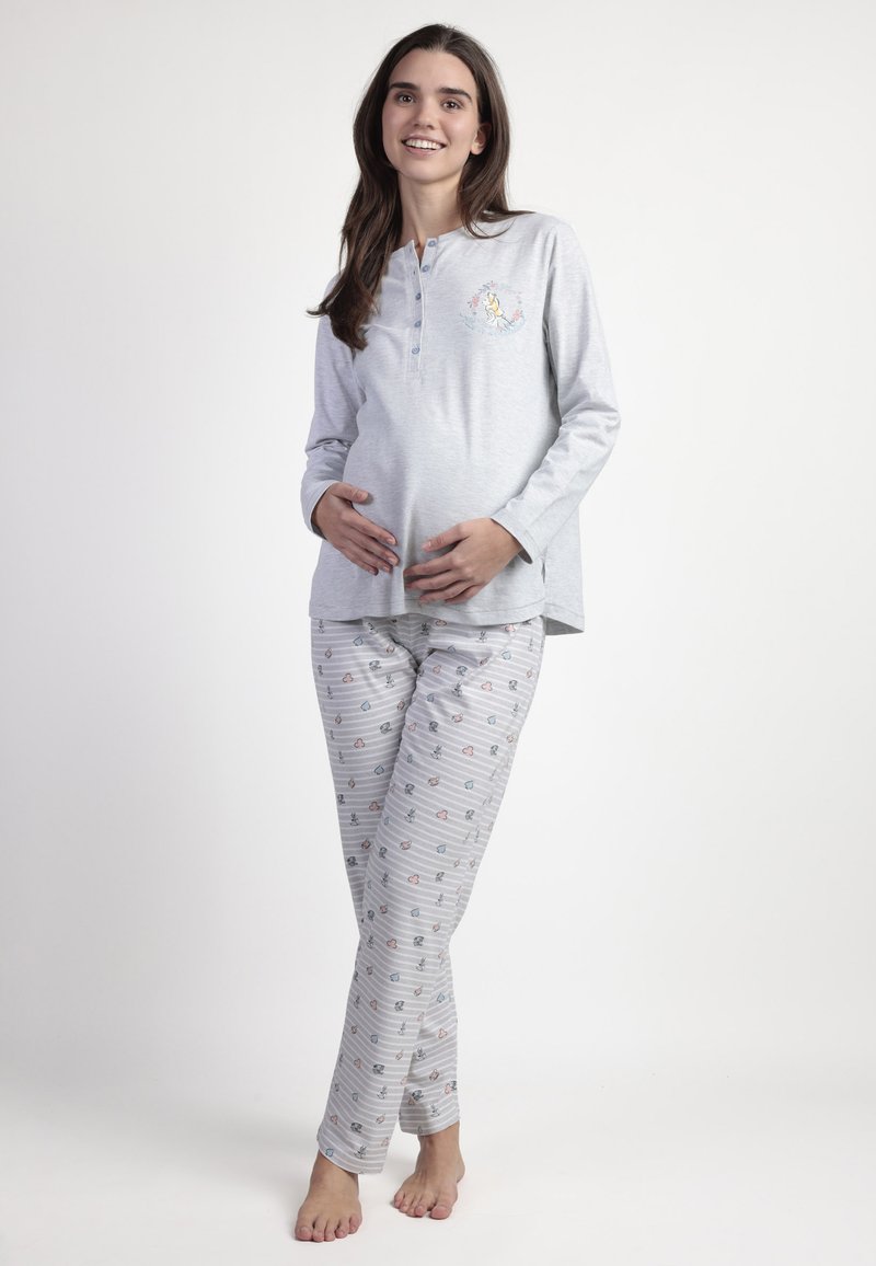 Top gris de manga larga con tapeta de botones y diseño bordado, combinado con pantalones de pijama ligeros y estampados con corazones.
