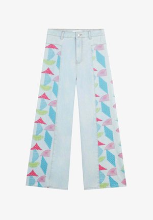 Jean large en denim bleu clair avec des motifs abstraits colorés en rose, vert et bleu sur les panneaux latéraux. Design à cinq poches, fermeture par bouton.