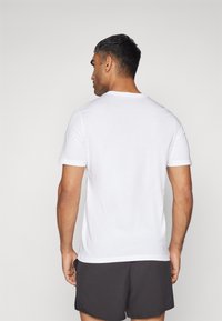 Puma AC MILAN ESSENTIAL - T-shirt con stampa - white/for all time red