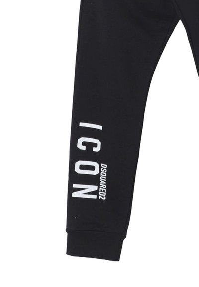 Pantaloni jogger neri in misto cotone. Presentano una stampa in bold bianca con la scritta "ICON" e "DSQUARED2" sulla gamba sinistra. Fondo aderente.