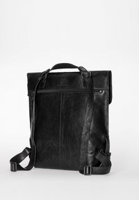 Zaino in pelle nera con spallacci regolabili, maniglia superiore e tasca con zip sulla parte anteriore. Texture liscia con design minimalista.