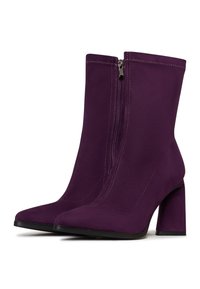 Botines morados hechos de un tejido suave con punta afilada, tacón alto de bloque y cremallera lateral con detalles de costura contrastantes.