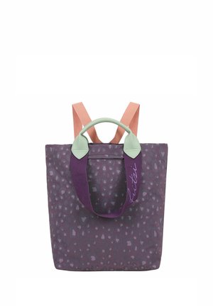 Lila gemusterte Tragetasche mit rosa verstellbaren Schulterriemen, grünem Griff und breiten lila Stoffgriffen vor weißem Hintergrund.