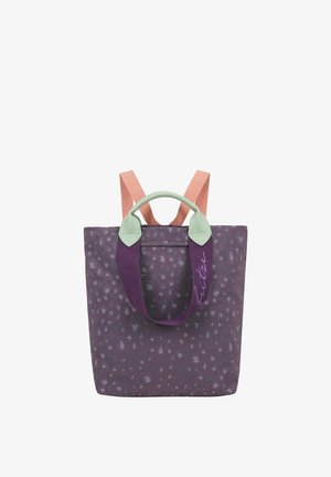 Bolsa de mano morada con estampado, correas de hombro ajustables rosas, asa verde y asas anchas de tela morada, sobre un fondo blanco.
