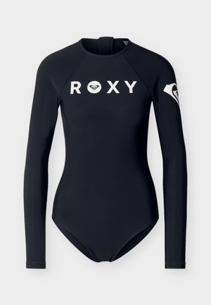 Combinaison de plongée noire à manches longues avec une fermeture éclair frontale, logo blanc "ROXY" sur la poitrine, et un logo blanc sur la manche gauche.