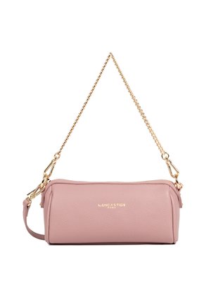 Borsa a tracolla in pelle rosa con catena dorata, chiusura a zip e logo in rilievo "LANCASTER PARIS". Superficie esterna testurizzata.