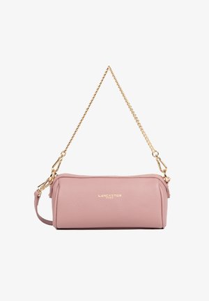 Sac à bandoulière en cuir rose avec une chaîne dorée, fermeture éclair et logo en relief "LANCASTER PARIS". Surface extérieure texturée.