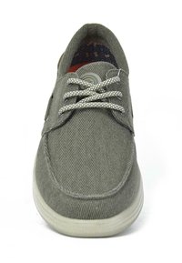 Zapatilla de lona verde con parte superior texturizada, punta redonda y suela de goma blanca. Presenta cordones grises y un forro interior estampado.