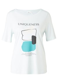 Lichtblauwe t-shirt van zachte stof met korte mouwen, voorzien van een abstract grafisch ontwerp en de tekst "Uniekheid" in zwart en gekleurde accenten.