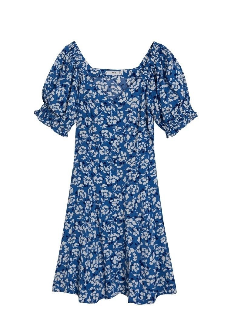 Blaue Blümchenkleid mit kurzen Puffärmeln, quadratischem Ausschnitt und ausgestelltem Rock. Der Stoff zeigt weiße Blumenmuster vor einem einfarbigen blauen Hintergrund.