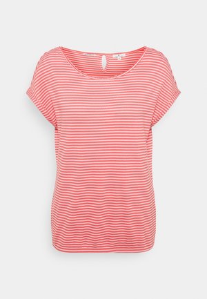 Dames top met korte mouwen in koraalrood en wit gestreept, met een ronde halslijn en een klein sleutelgatdetail aan de achterkant.