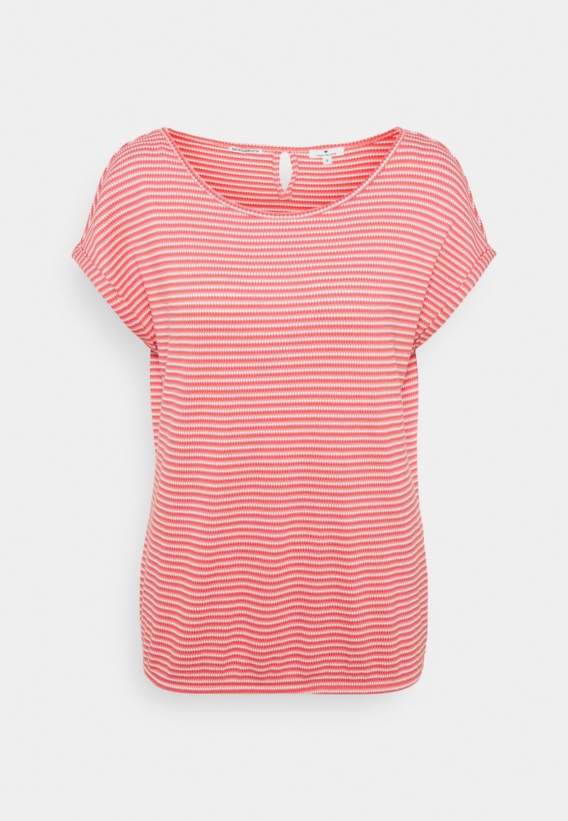 Krótkie rękawy, damska bluzka w koralowo-białe paski z okrągłym dekoltem i małym wycięciem z tyłu.