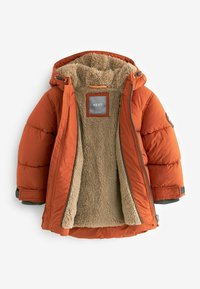 Veste matelassée orange avec intérieur doublé de fourrure, capuche réglable et deux poches avant zippées. Comprend des détails de couture et un écusson logo.