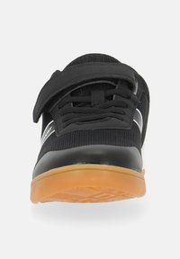 Schwarzer Sportschuh mit einem Obermaterial aus Stoff, Gummisohle und Klettverschlussschnalle. Mit weißen Streifen an der Seite und einer strukturierten, gummifarbigen Außensohle.
