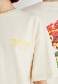 Jack & Jones JORMERCADO TEE SS CREW NECK - Trükipildiga T-särk - buttercream