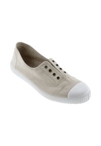 Sneaker slip-on in tela beige con punta e suola in gomma bianca, dotata di sei fori metallici su ciascun lato per i lacci.