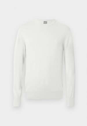 Biały sweter z prążkowanego dzianiny, z okrągłym dekoltem, długimi rękawami i małą naszywką z logo na piersi. Miękka faktura i dopasowany krój.