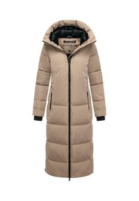 Cappotto imbottito lungo di colore beige con cappuccio, zip frontale, tasche laterali e dettagli neri ai polsini e all'interno della fodera.