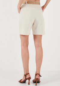 LELA Kratke hlače - beige