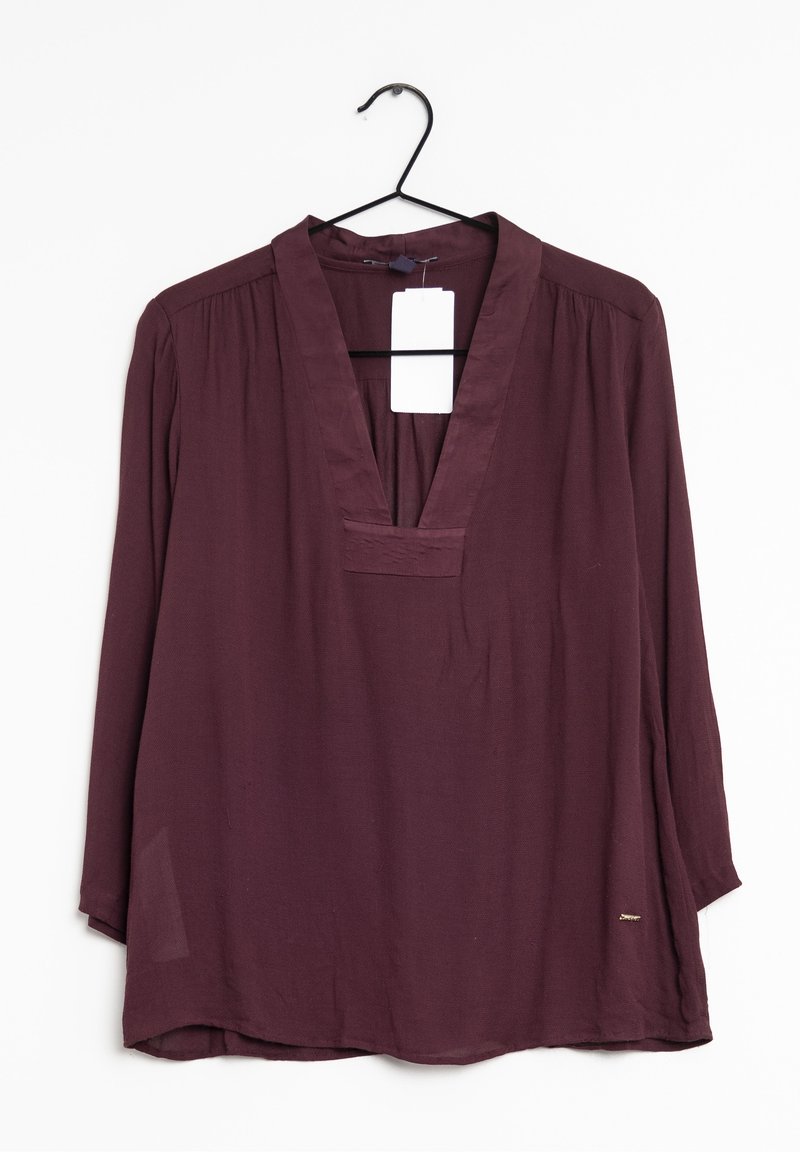 Burgunderfarvet skjorte med lange ærmer og V-udskæring, der har en tekstureret paneldetalje og et lille logoaccent nær kanten.