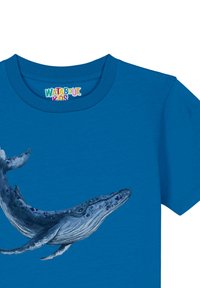 Blauwe t-shirt met korte mouwen met een gedetailleerd, kleurrijk ontwerp van een walvis op de voorkant. Het materiaal lijkt zacht met een ronde hals.