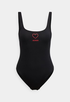 Μαύρο ολόσωμο μαγιό με φαρδιές τιράντες, λαιμόκοψη σε σχήμα κύκλου και κόκκινο λογότυπο καρδιάς πάνω από τη λέξη «HUGO» στο στήθος. Υφή υφάσματος λεία.