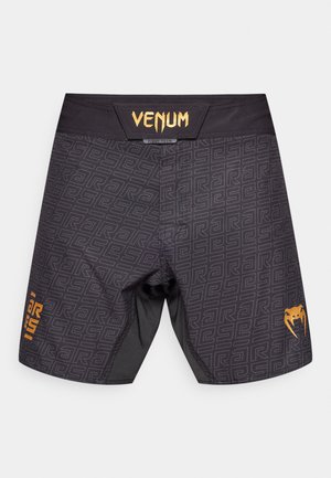 Juodos trumpikės su geometriniu raštu, puoštos auksiniu logotipu. Pagamintos iš lengvos medžiagos, skirtos sportinei veiklai. Plokščias juosmuo.